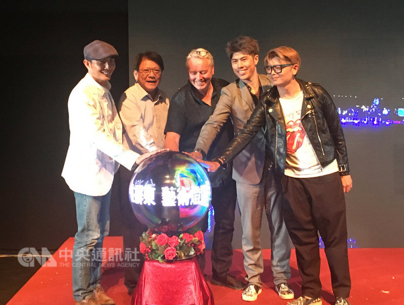 台灣燈會15日試營運,「藝術燈區」由21名國內外藝術家跨國合作,縣長潘孟安(左2)與藝術家們一起點燈。中央社記者郭芷瑄攝 108年2月15日