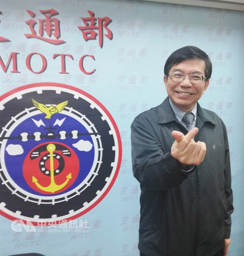 華航機師罷工事件落幕，交通部次長王國材15日與媒體聊天時神情輕鬆不少，有感而發地唱了「囚鳥」這首歌。他說，機師罷工期間，讓他想到交通部與旅客像囚鳥被困住。中央社記者汪淑芬攝　108年2月15日