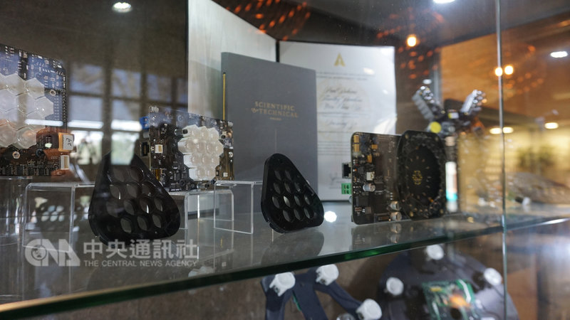 來自台灣的軟體工程師馬萬鈞獲得美國影藝學院2019年奧斯卡科學技術成就獎。圖為得獎證書與裝置零件。中央社記者林宏翰洛杉磯攝 108年2月16日