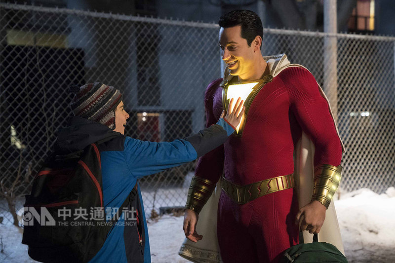 美國DC推出漫畫改編新片「沙贊！」，將於4月3日在台上映，片中原是14歲男孩比利貝特森，只要喊出「沙贊」，就會立刻變身成年後的自己，穿上披風與緊身衣成為超級英雄，由柴克萊威（Zachary Levi）（右）飾演。（華納兄弟提供）中央社記者洪健倫傳真　108年2月16日