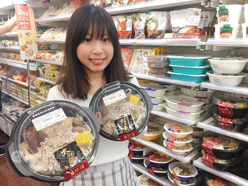 因看準台灣外食市場，超商近年來推動鮮食改革，優化食材及製程，也帶動包含三角飯糰、主食飯麵、關東煮、麵包等鮮食成長。統一超商鮮食部（不含咖啡）占整體營收18.7%，全家目前則占比約22%，鮮食已成為超商營收小金雞。（統一超商提供）中央社記者蔡芃敏傳真　108年2月17日