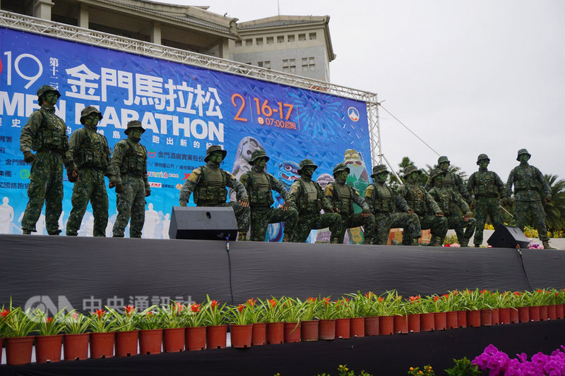 2019金門馬拉松17日在國立金門大學展開第2天賽程，陸軍航特部兩棲偵察營的格鬥戰技操演成為亮點，演出逼真，殺氣騰騰，讓選手和民眾看得驚呼連連。中央社記者黃慧敏攝　108年2月17日