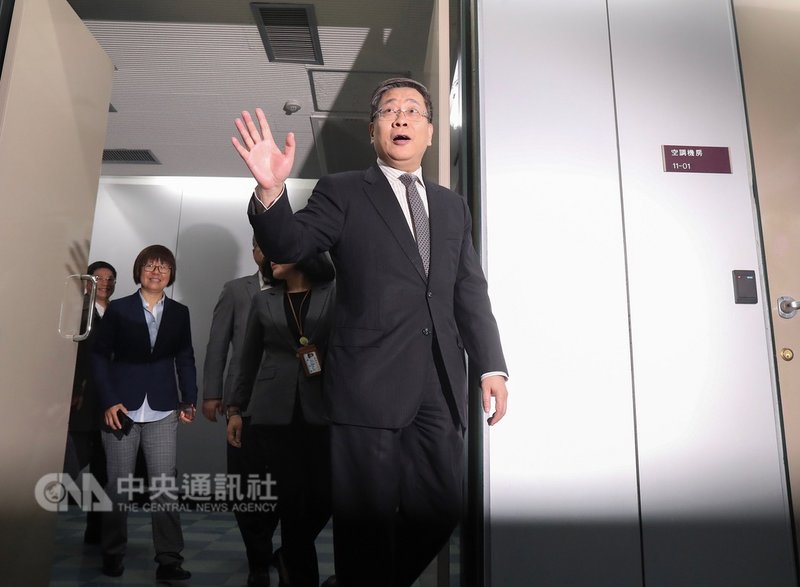 上海市台辦主任李文輝(前)18日上午前往台北市政府,拜會市長柯文哲。中央社記者裴禛攝 108年2月18日