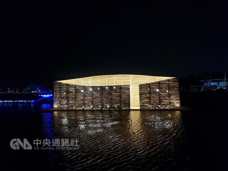 台灣藝術團隊「禹禹藝術工作室」創作「致,更好」,運用竹材創作出外型像是眼睛的大型作品,作品內部留白,闡述眾人生命中的自由。中央社記者鄭景雯攝 108年2月18日