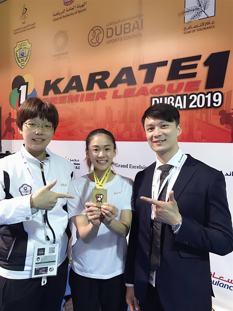 台灣空手道女將文姿云(中)在杜拜公開賽金牌戰以4比3擊敗現役世界排名第一的烏克蘭女將特里加。(圖取自facebook.com/文姿云wentzu-yun-760079037441060)
