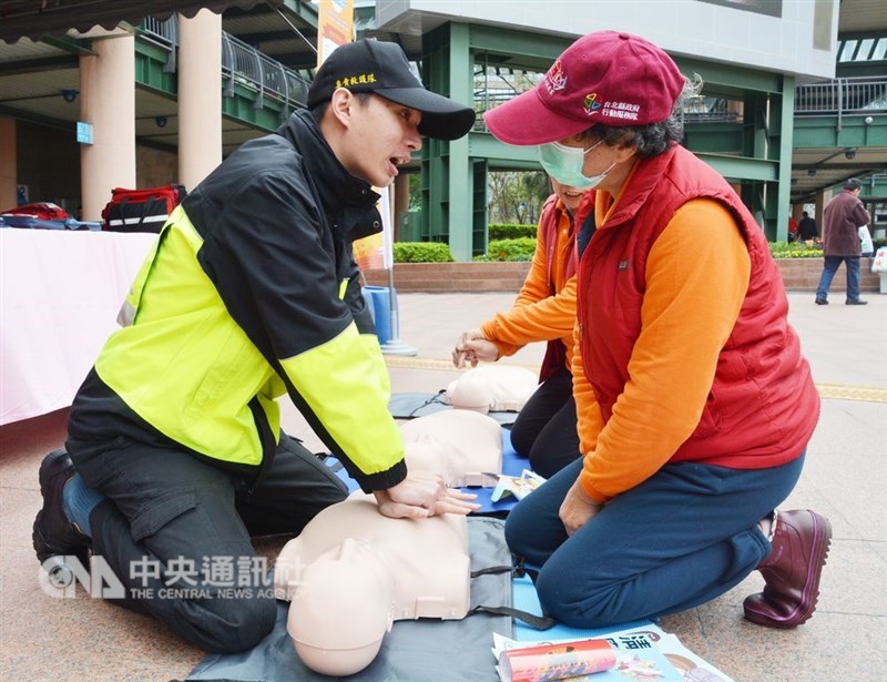 國泰醫院急診醫學科主任陳健驊18日受訪時表示,一個人在失去意識且無呼吸、心跳停止的情況下,才需要透過壓胸、口對口吹氣等方式救命。圖為救護人員教民眾CPR。(中央社檔案照片)
