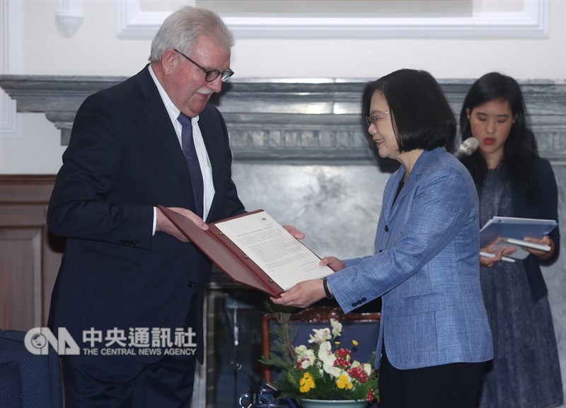 總統蔡英文(前右)20日在總統府接見歐洲議會議員訪問團,友台小組主席朗根(左)代表轉交歐洲議會155位議員連署促進台海和平穩定的聲明,表示對台灣的支持。中央社記者鄭傑文攝 108年2月20日