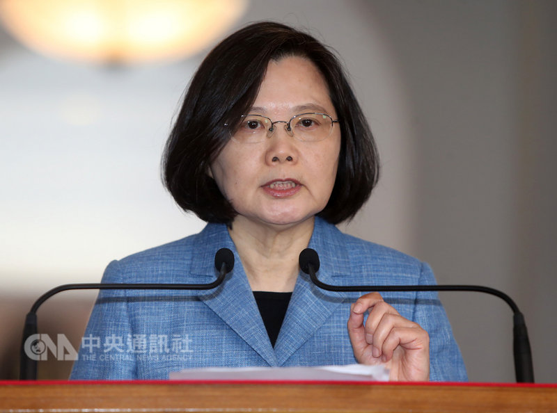 總統蔡英文20日發表迴廊談話表示，作為總統除了保家衛國之外，把台灣推向國際並且讓世代的台灣人擁有自由的意志選擇，這是她未來的使命也是決心連任的目的。中央社記者鄭傑文攝　108年2月20日