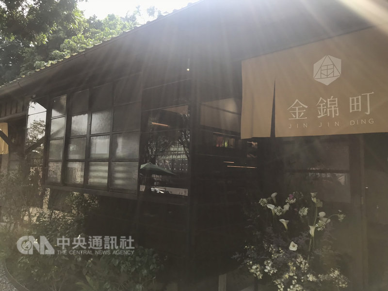 台北市金華街閒置老屋群重獲新生,甜點店「金錦町」開幕,使用大量舊料建材修復、保留日式宿舍風味,希望打造成有如日本金澤茶屋街一般的氛圍,讓旅客彷彿走入另一個時空。中央社記者陳怡璇攝 108年2月20日