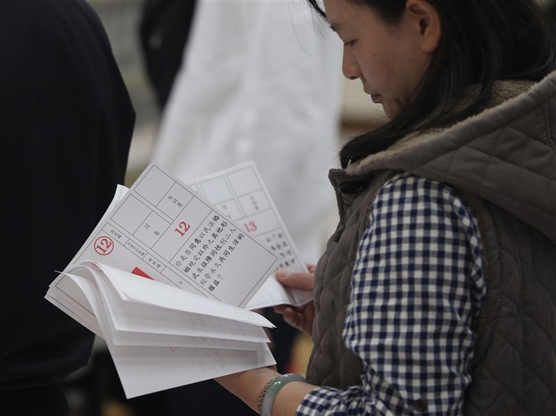 中選會表示,未來連署公投案可使用自然人憑證進行電子連署,預計6月1日施行。圖為民眾領取公投選票。(中央社檔案照片)
