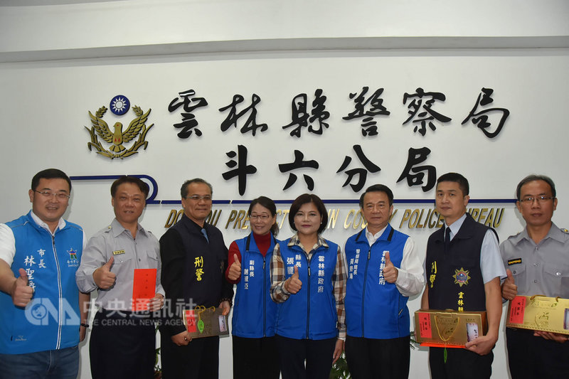 雲林斗六20日晚間發生搶案,警方在事發3小時後迅速鎖定林姓嫌犯,並在偵訊時突破心防供稱主導犯案,並夥同其他嫌犯行搶,雲林縣長張麗善(右4)、副縣長謝淑亞(左4)等人21日頒發破案獎金及茶葉。中央社記者葉子綱攝 108年2月21日