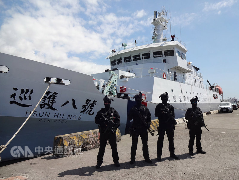 屏東東港籍遠洋漁船穩鵬號20日驚傳在模里西斯路易士港東北方1540浬處，發生船員持刀械鬥案，海巡署「巡護八號」21日自高雄港出發趕往救援，同行特勤隊員全副武裝。目前最新消息傳來，3名台籍船員皆跳船逃生獲救。中央社記者陳朝福攝 108年2月21日