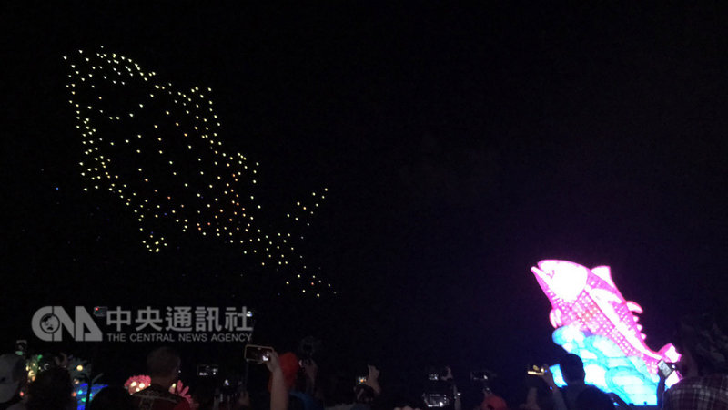 2019台灣燈會在屏東,19日起正式開幕,今年特別安排的Intel無人機展演精彩吸睛,演出時所搭配的背景音樂讓表演更為加分。(資料照片)中央社記者郭芷瑄攝 108年2月21日