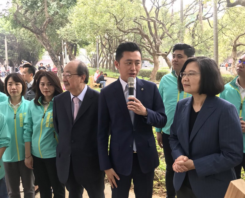 總統蔡英文(前右)21日到新竹市體驗「一日市民」,由市長林智堅(前右2)陪同漫步護城河畔並進行導覽,蔡總統也大讚新竹市政建設成果。前左3為民進黨籍立委柯建銘。(新竹市政府提供)中央社記者管瑞平傳真 108年2月21日