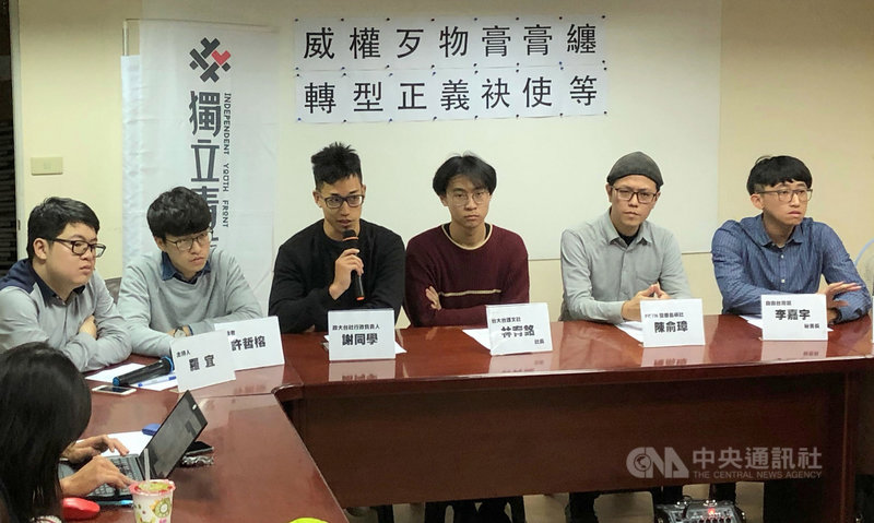 國立政治大學後山的前總統蔣中正騎馬銅像遭破壞，校方決定提出毀損告訴。破壞行動發起人許哲榕（左2）等人下午舉行記者會表示，願意尊重司法程序，正面面對校方提告。中央社記者陳至中攝　108年2月22日