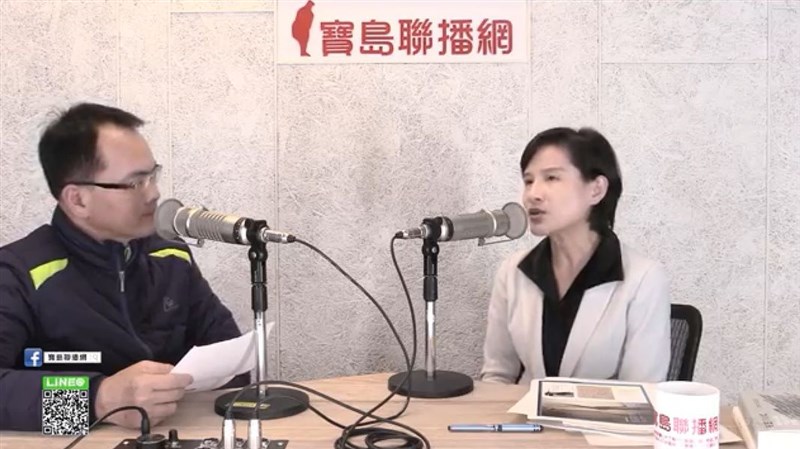文化部長鄭麗君（右）21日接受電台專訪提到，她的夢想是台灣能有一個華語系的世界性公媒。（圖取自寶島聯播網YouTube頻道網頁youtube.com）