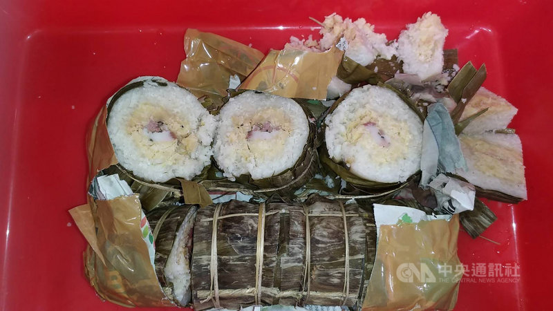 越南日前已列入非洲豬瘟高風險地區,若旅客自越南來台攜帶豬肉製品,首犯將開罰新台幣20萬元。農委會防檢局表示,27日一名越南旅客攜帶豬肉粽抵台遭查獲,後因未能繳清罰鍰遭拒絕入境,遣送回越南。(防檢局提供)中央社記者楊淑閔傳真 108年3月1日