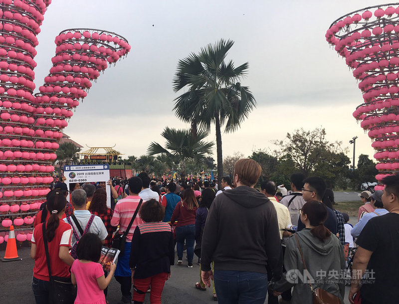 2019台灣燈會在屏東,二二八連假首日參觀人數達167萬人次,創燈會開幕來新高,1日人潮再爆量,到傍晚進園人數比2月28日多,可望再寫紀錄。中央社記者郭芷瑄攝 108年3月1日