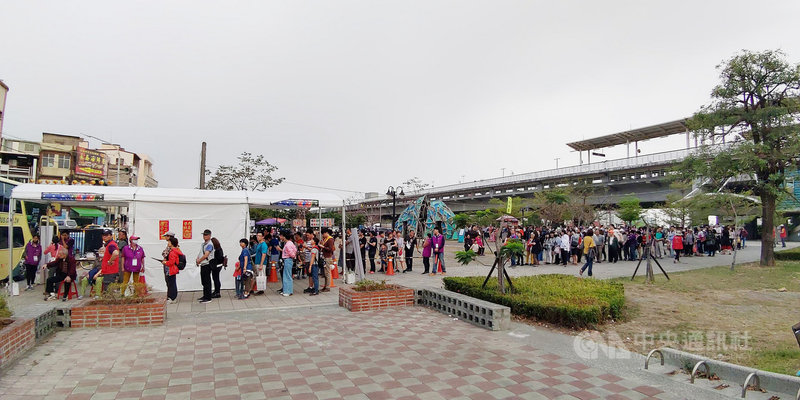 2019台灣燈會在屏東,自開幕以來佳評如潮,吸引大批民眾前往賞燈,卻也造成交通大打結,經屏東縣府緊急調整接駁疏運策略,1日台鐵林邊站接駁車等待時間縮短,不過現場仍可見長長人龍排隊等待搭車。中央社記者郭芷瑄攝 108年3月1日