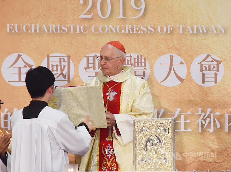 第4屆全國聖體大會1日在雲林縣立體育館舉行，教宗方濟各特使費洛尼樞機主教（Card. Fernando Filoni）（右）出席與會，並主持感恩聖祭。中央社記者葉子綱攝 108年3月1日