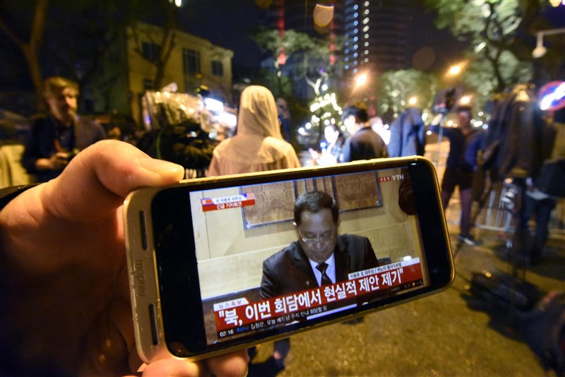 在越南採訪川金二會的媒體記者關注北韓外長李容浩記者會。(共同社提供)