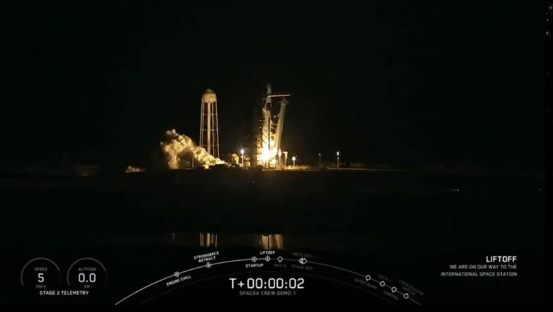 太空探索科技公司（SpaceX）的「獵鷹9號」火箭搭載4.9公尺高的載人飛龍號太空艙，2日凌晨2時49分發射升空。（圖取自twitter.com/SpaceX）