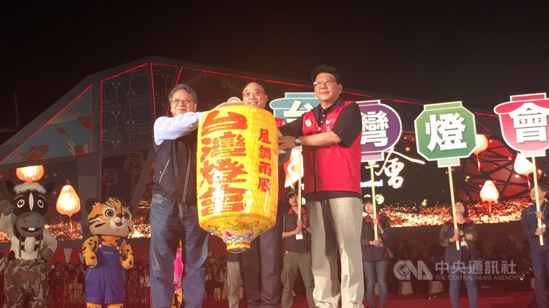 2019台灣燈會3日晚閉幕,屏東縣長潘孟安(右)將台灣燈會傳承燈籠交給觀光局長周永暉(中),由周永暉交給將接辦的台中市,由副市長令狐榮達(左)交接。中央社記者郭芷瑄攝 108年3月3日
