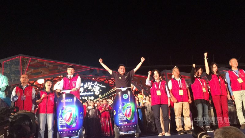 2019台灣燈會3日閉幕,屏東縣長潘孟安(左4)與觀光局長周永暉(左3)率工作團隊向民眾致謝道別。中央社記者郭芷瑄攝 108年3月3日