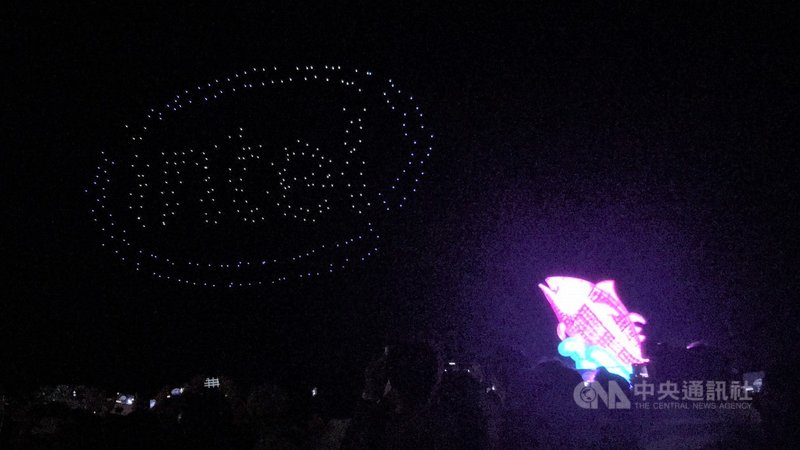 在屏東東港鎮大鵬灣舉行的2019台灣燈會3日晚閉幕,Intel無人機最後一場表演秀,讓觀眾感動揮手告別。中央社記者郭芷瑄攝 108年3月3日
