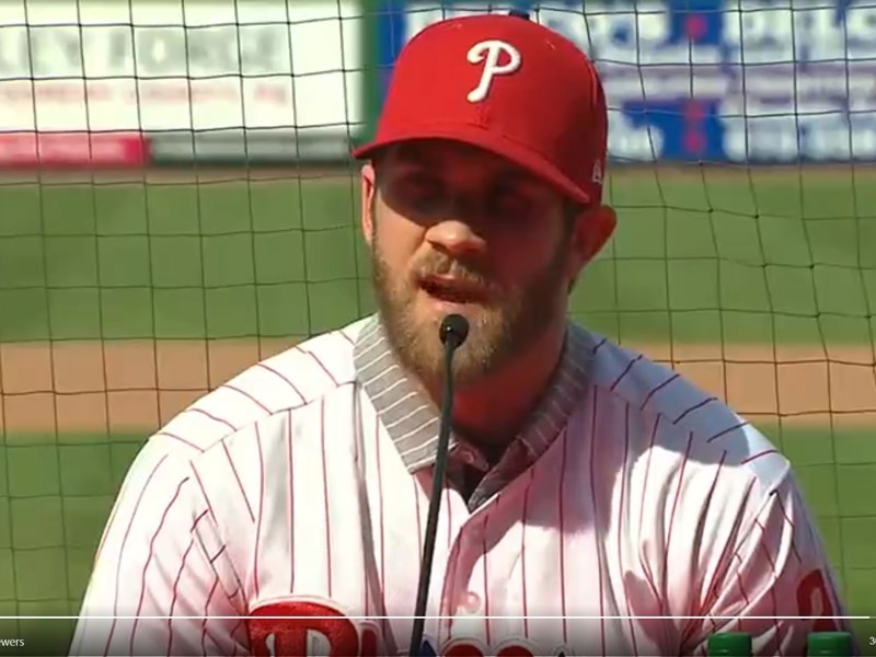 MLB強棒哈波2日正式加盟費城費城人隊，改披3號戰袍的他表明想替費城人奪下世界冠軍，卻一時口誤，說成想為老東家華盛頓國民隊奪冠。（圖取自twitter.com/phillies）