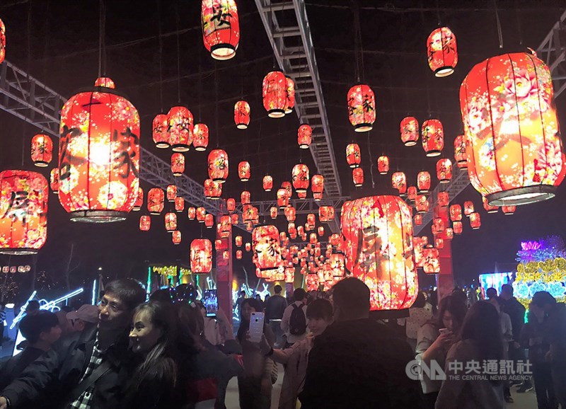 台灣燈會「客家燈籠隧道(靚靚六堆燈區)」懸掛印上花布圖樣的花燈,吸引遊客爭相合影。(中央社檔案照片)