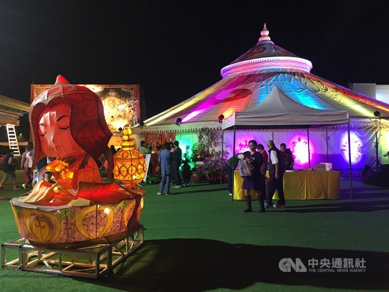 台灣燈會「宗教燈區」的藏傳佛教嘎檔巴燈組以蒙古包呈現,充滿濃濃西藏風情。(中央社檔案照片)