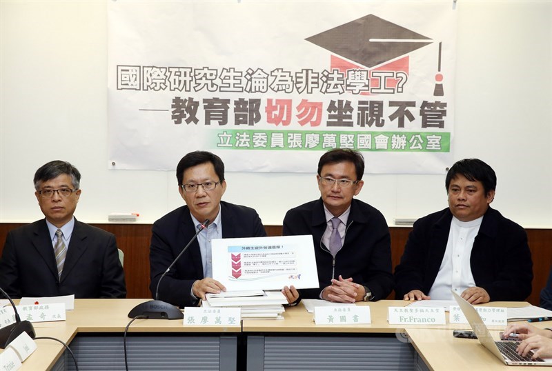 民進黨籍立委張廖萬堅(左2)4日在記者會中指出,育達科大涉嫌與仲介代辦公司合作,招攬菲律賓學生來台就學,並強迫到工廠打工;教育部次長劉孟奇(左)與會表示,會全力協助受害學生,並將對校方充分課責。中央社記者郭日曉攝 108年3月4日