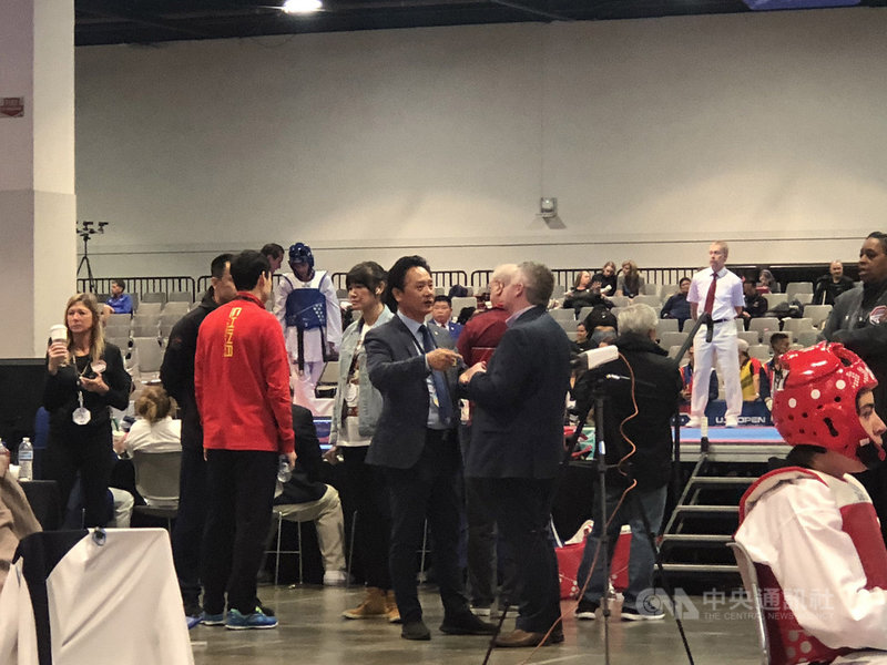 2019美國跆拳道公開賽4日落幕,由於第8場地上方懸掛中華民國青天白日滿地紅的國旗,引發中國代表隊抗議,比賽一度暫停。(中華跆協提供)中央社記者龍柏安傳真 108年3月4日