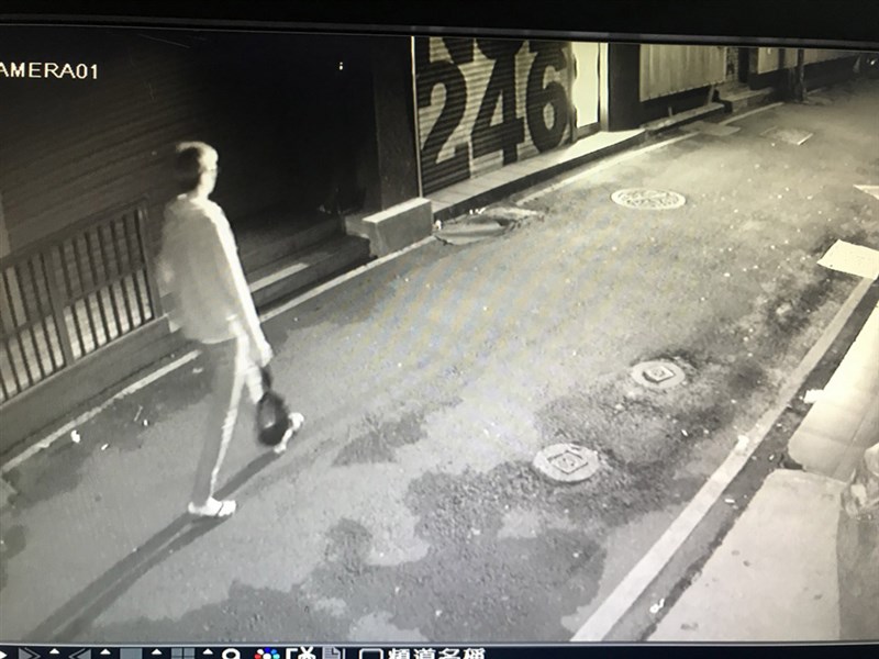 新北市警方追查女嬰屍遭丟廚餘桶案,依據監視器畫面及查訪,鎖定已搭機離境的新加坡籍男女。(翻攝畫面)中央社記者黃旭昇新北傳真 108年2月28日