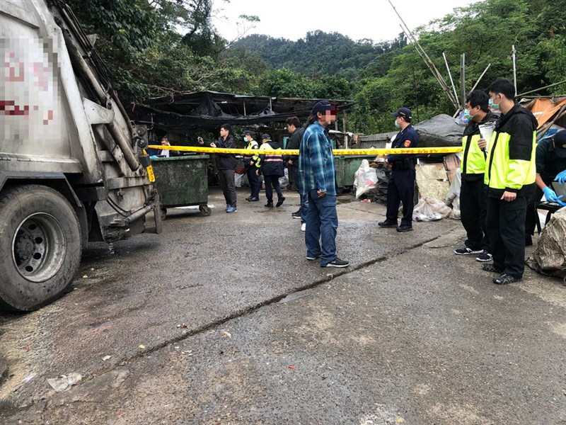 一家民間環保公司的清潔車26日上午清理車上廚餘時,將裝廚餘的塑膠袋打開倒進廚餘桶中時,赫然看到一具女嬰屍體。(翻攝畫面)中央社記者王鴻國傳真 108年2月26日