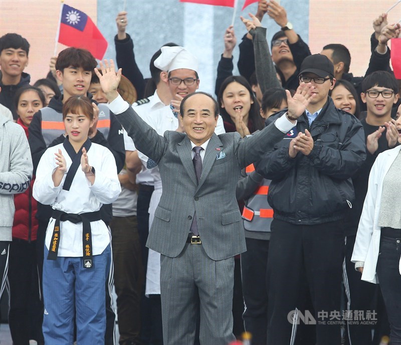 前立法院長、國民黨立委王金平(前中)7日上午在在台北國際會議中心頂樓召開記者會,宣布參選2020年總統。他說,將結合各行各業的力量,展現台灣的生命力,讓世界看見台灣,帶台灣走向世界。中央社記者謝佳璋攝 108年3月7日
