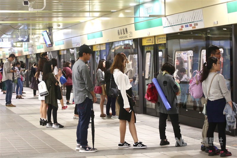 台北捷運將迎來運量100億人次。圖為民眾在捷運南京復興站月台候車。（中央社檔案照片）