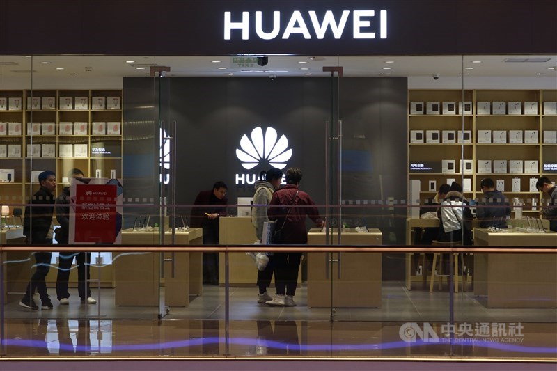 Google已中止與華為合作部分業務,包括軟體、硬體和技術服務的轉移,僅能繼續使用公開的開放原始授權碼。此舉料對華為的歐洲市場造成較大衝擊。圖為華為門市。(中央社檔案照片)