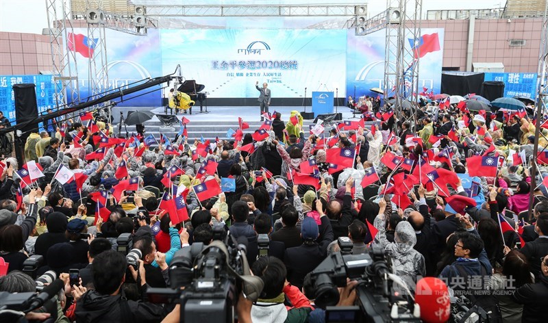 前立法院長、國民黨立委王金平7日在台北國際會議中心頂樓舉行記者會,正式宣布參選2020總統,現場民眾揮舞國旗高喊當選。中央社記者謝佳璋攝 108年3月7日