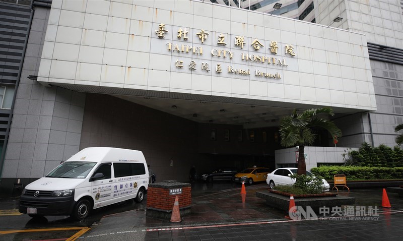 台北市立聯合醫院仁愛院區護理之家爆發A型流感群聚感染，8日上午在急診室門口召開記者會說明。圖為北市聯醫仁愛院區外觀。中央社記者張新偉攝　108年3月8日