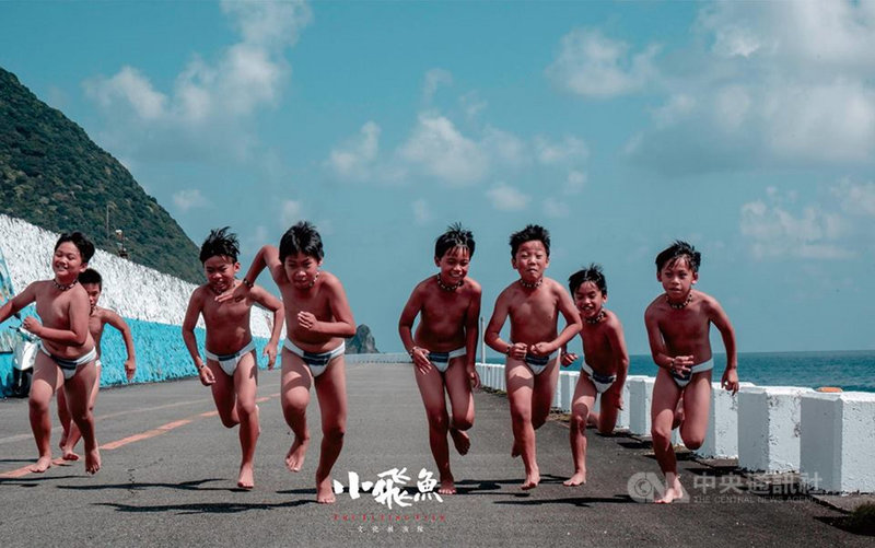 蘭嶼椰油國小的小飛魚歌舞團隊獲邀參加波蘭國際兒童民俗藝術節演出，小飛魚團隊拍系列宣傳照募款，期待將蘭嶼之美帶到地球另一端。（椰油國小提供）中央社記者盧太城台東傳真　108年3月9日