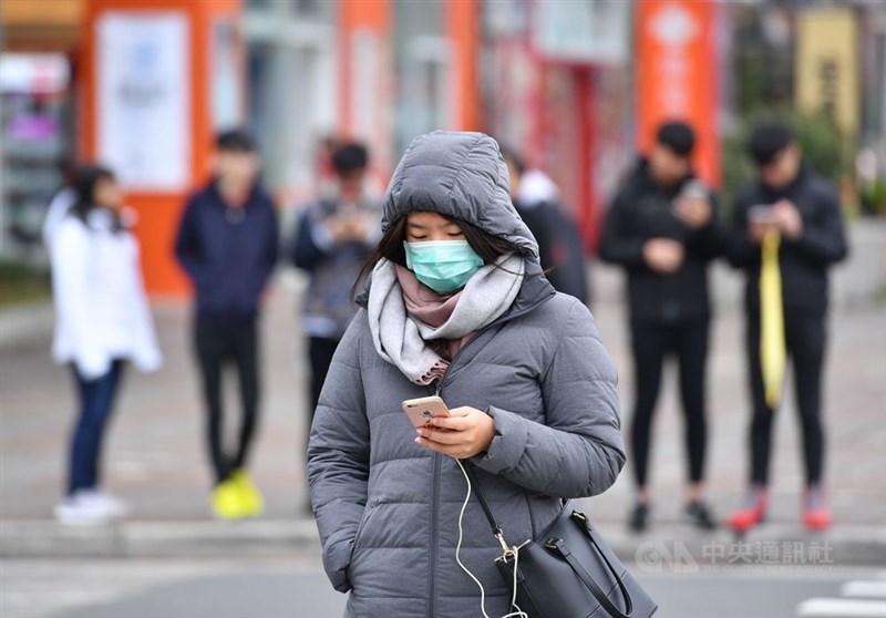 中央氣象局預報,11日天氣從濕冷漸轉乾冷,水氣減少,雨勢也漸趨緩。(中央社檔案照片)