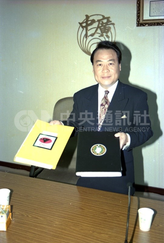 1992年7月7日中華職棒聯盟會長唐盼盼宣布,時報鷹及俊國熊兩支新球團通過申請。(中央社檔案照片)