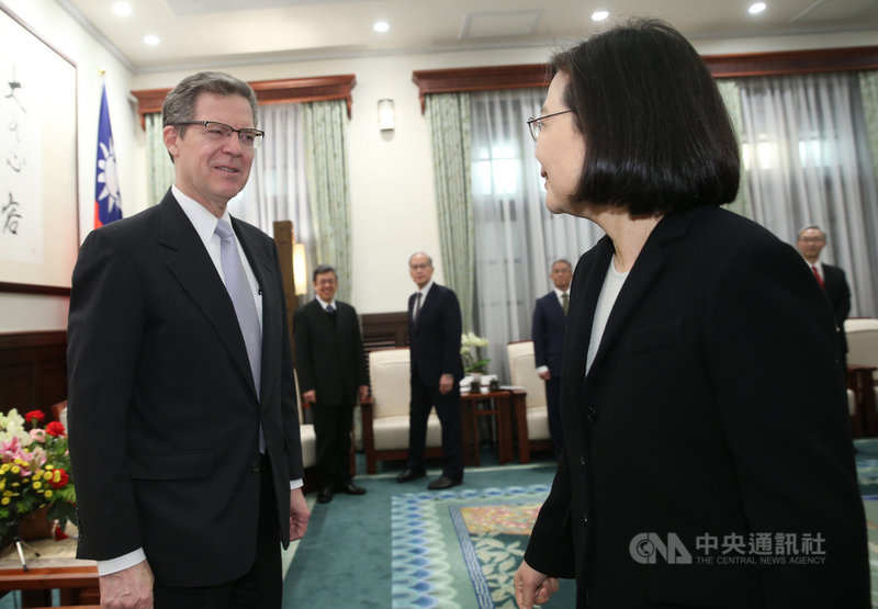 總統蔡英文(右)11日接見美國國際宗教自由無任所大使布朗貝克(Sam Brownback)(左),蔡總統表示,很高興兩人能夠有這個機會在總統府見面交流。中央社記者鄭傑文攝 108年3月11日