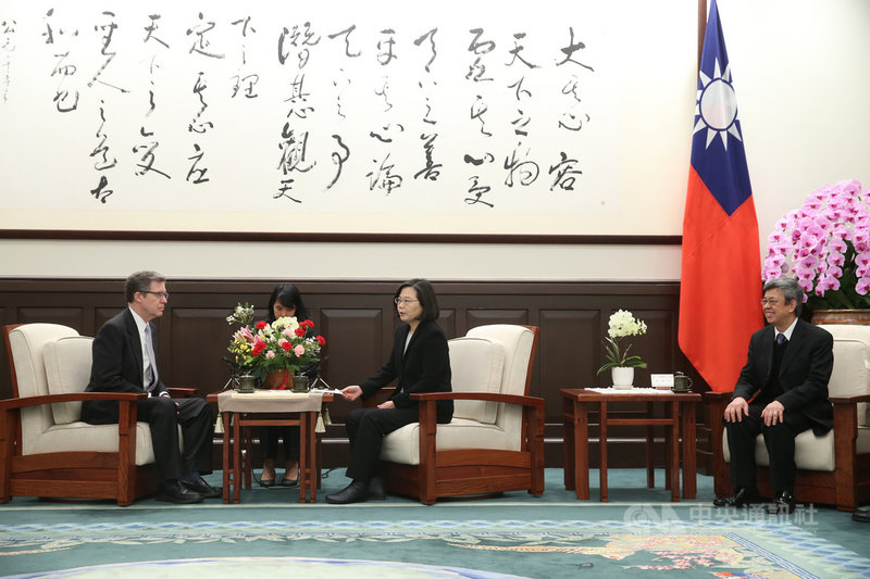總統蔡英文(中)11日由副總統陳建仁(右)陪同,在總統府接見美國國際宗教自由無任所大使布朗貝克(Sam Brownback)(左)。中央社記者鄭傑文攝 108年3月11日