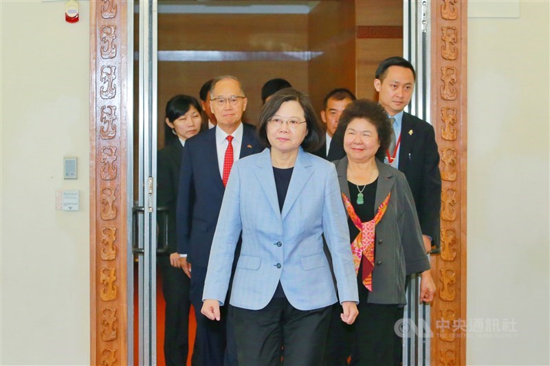 總統蔡英文（前）21日到28日將出訪太平洋友邦帛琉、諾魯，並赴馬紹爾群島參加首屆太平洋婦女領袖聯盟會議。（中央社檔案照片）