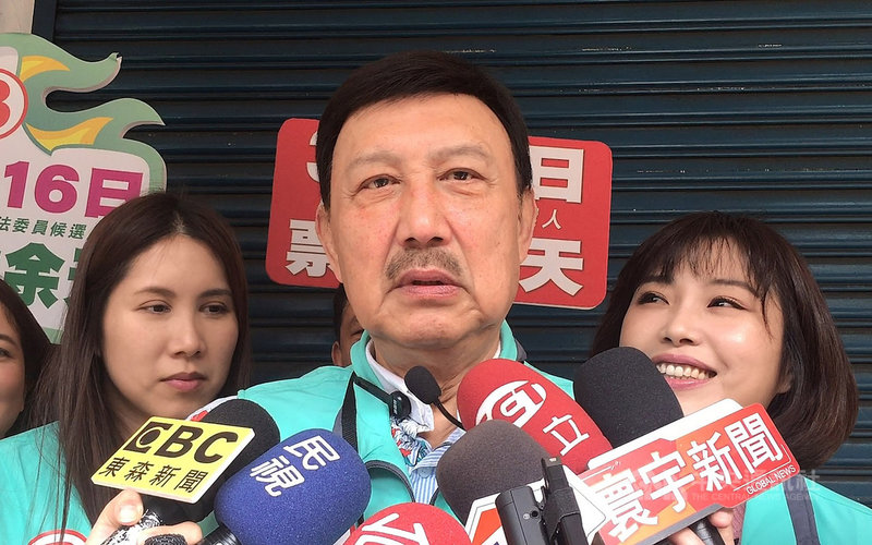 新北市立委補選倒數計時,民進黨籍候選人余天(中)的兩名女兒余筱萍(右)、余苑綺(左)13日一早就到捷運台北橋站為余天拜票,隨後再與余天會合,一起到市場掃街衝選情。中央社記者王鴻國攝 108年3月13日
