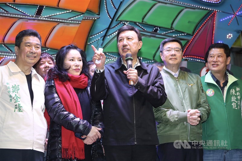 新北市三重區立委補選16日投開票，民進黨籍候選人余天（中）在對手鄭世維發表敗選聲明後，晚間也自行在競選總部宣布勝選。右2為民進黨主席卓榮泰。中央社記者吳翊寧攝　108年3月16日