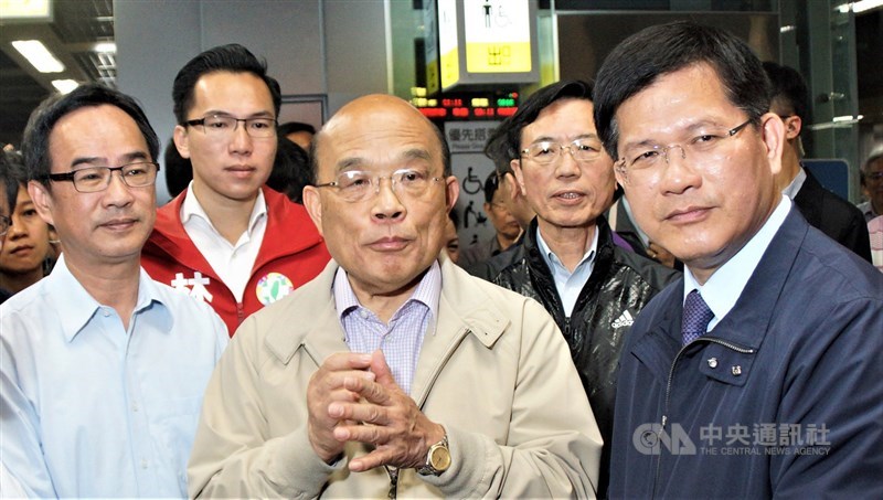 行政院長蘇貞昌(前中)17日在交通部長林佳龍(前右)等人陪同下,視察高雄鐵路地下化車站廢氣污染改善情況。中央社記者程啟峰高雄攝 108年3月17日